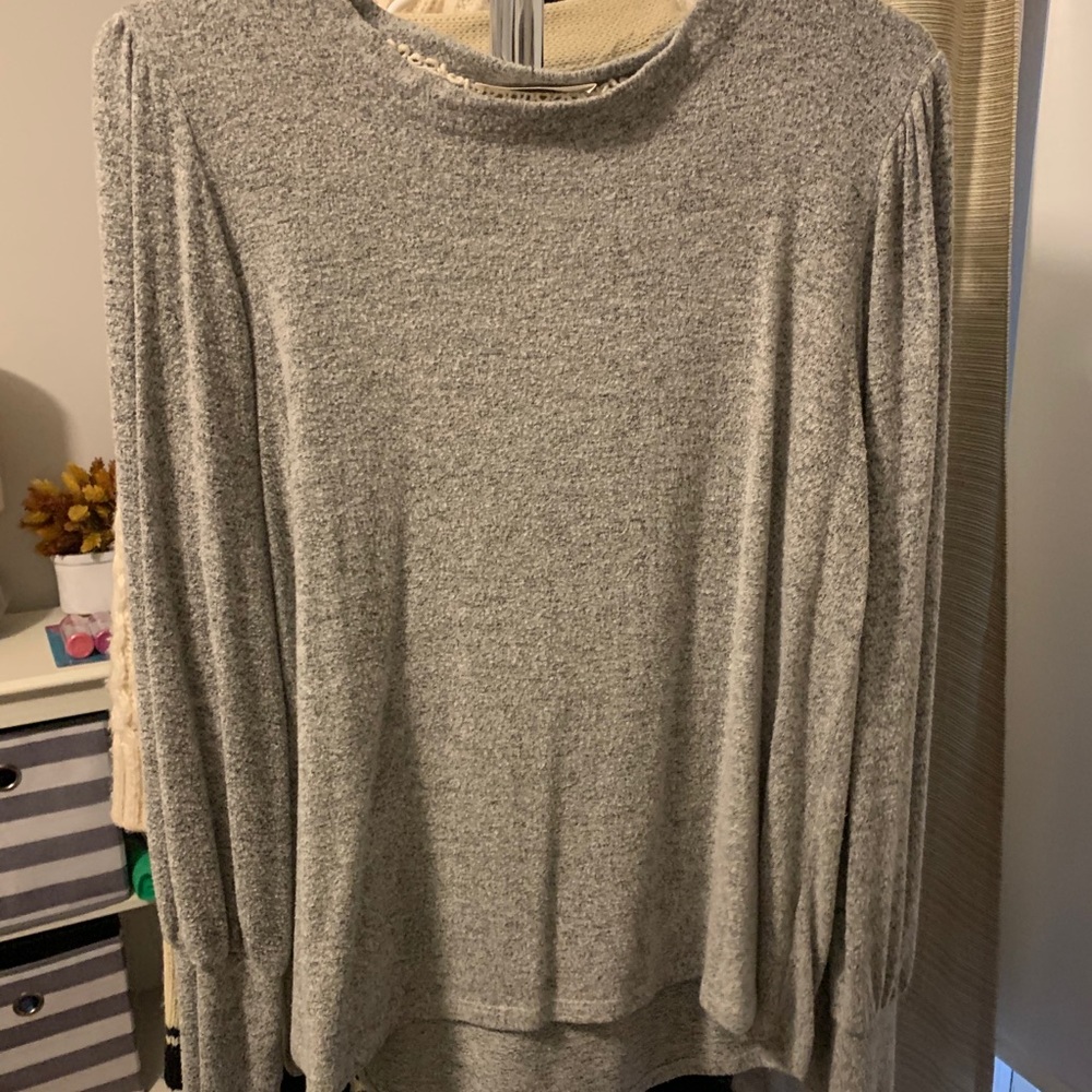 Women’s gray long sleeve top